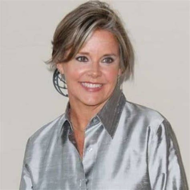 Carrie Schenken Bio, Age, Net Worth 2022, Salary, Partner, Height