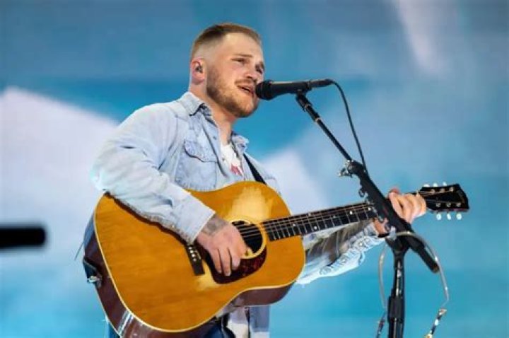 El cantante de country Zach Bryan se separa de su novia Deb Peifer Trucos y C&oacute;digos