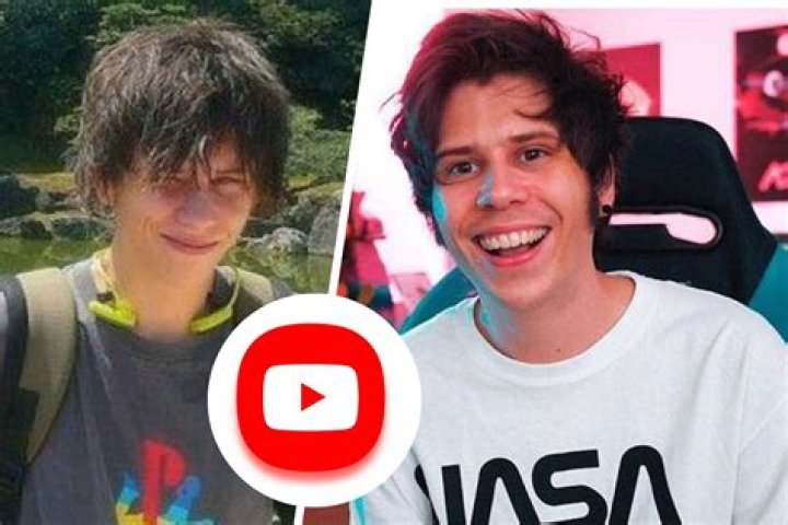 El Rubius With YouTube Play Button