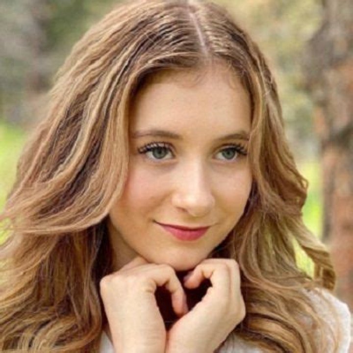 Elliana Walmsley - Bio, Age, Single, Nationality, Body Measurement, Wiki