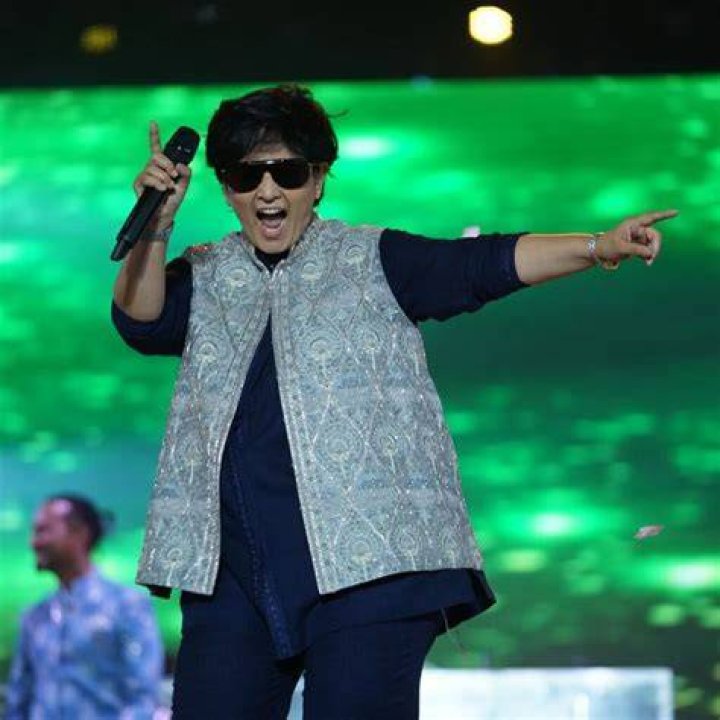 Falguni Pathak Biodata, Movies, Networth, Age, New Movies, Affairs, New Look, Songs