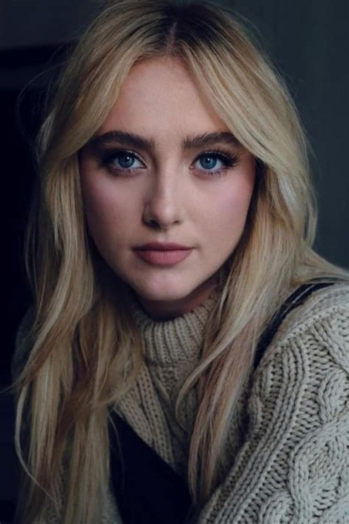 Full Sized Photo of kathryn newton shares sweet hug with jonathan majors at ant man uk premiere
