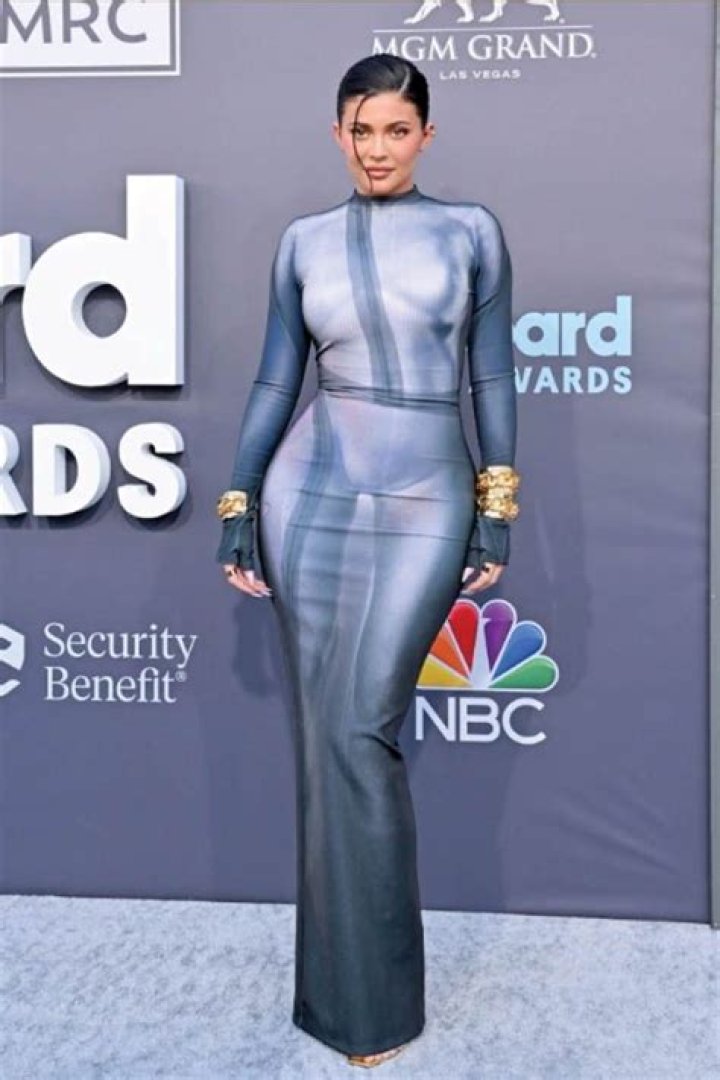 Kylie Jenner Wore a Skintight Graphic Dress on the Red Carpet With