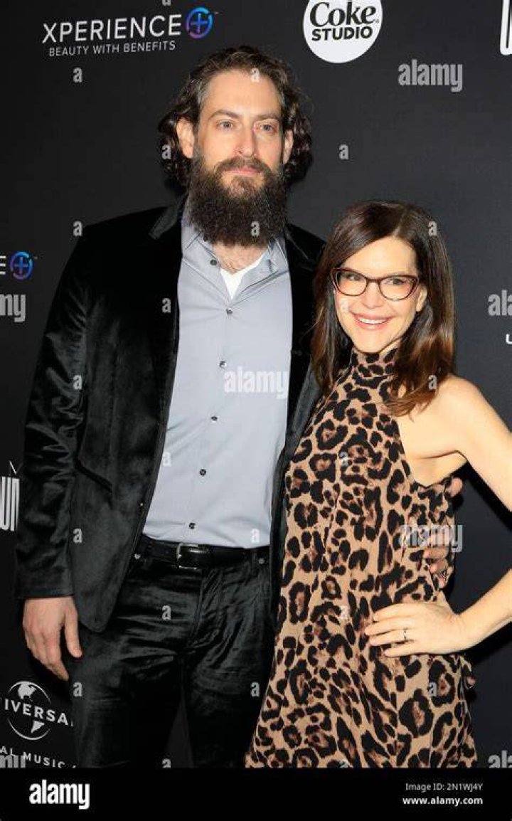 LOS ANGELES DEC 5 Roey Hershkovitz, Lisa Loeb at the Universal Music Group's 2023 Grammy
