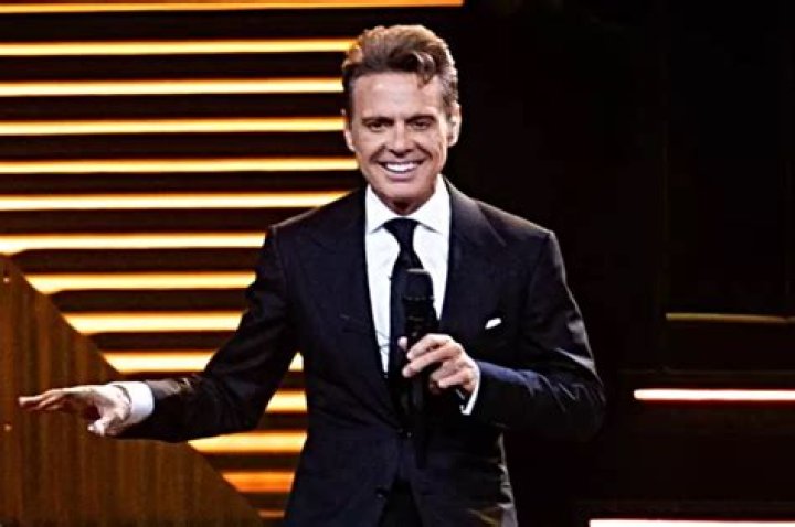 Luis Miguel recibe sospechoso regalo durante concierto