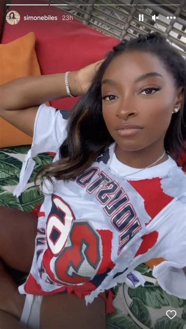 Simone Biles Roots For Her Fianc&eacute; in a Custom &ldquo;Owens&rdquo; Jersey at Houston