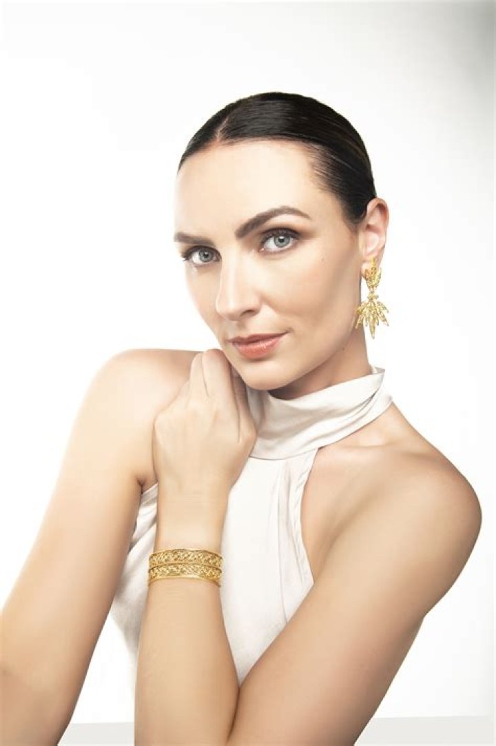 The Agency Female mainBoard classicModels Paula Price