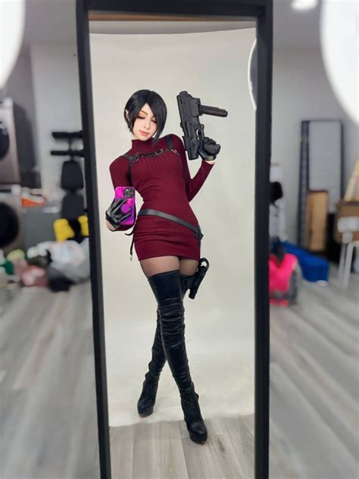 This Resident Evil 2 Ada Wong Cosplay Is on Point