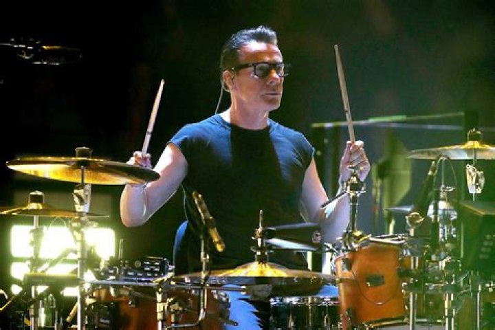 U2 drummer Larry Mullen settles &euro;11m row against former accountants over alleged unsuitable