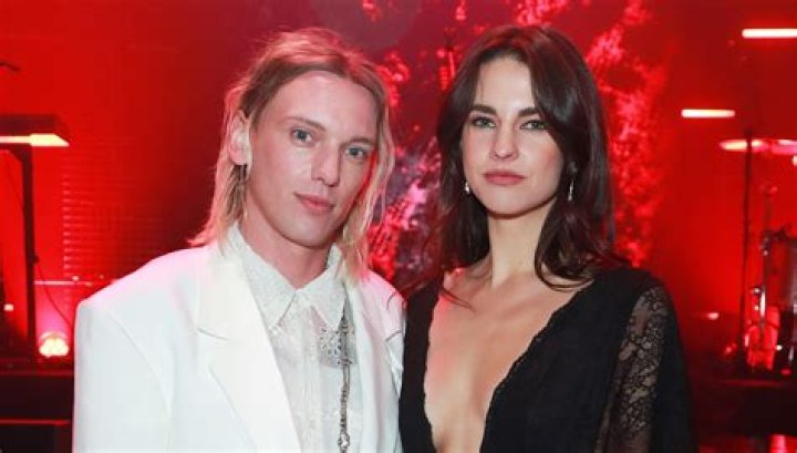 Who&rsquo;s Jamie Campbell Bower girlfriend? Jess Moloney&rsquo;s the name! Contour Cafe